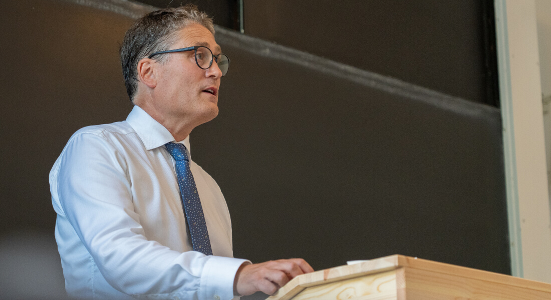 Portrait of Lars Frølund at the speaker's podium